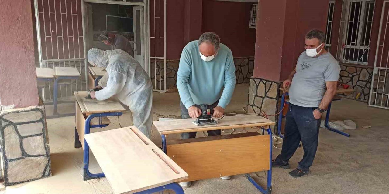 Elele veren idareci ve öğretmenler, ustaya ihtiyaç duymadan okullarını yeniliyor