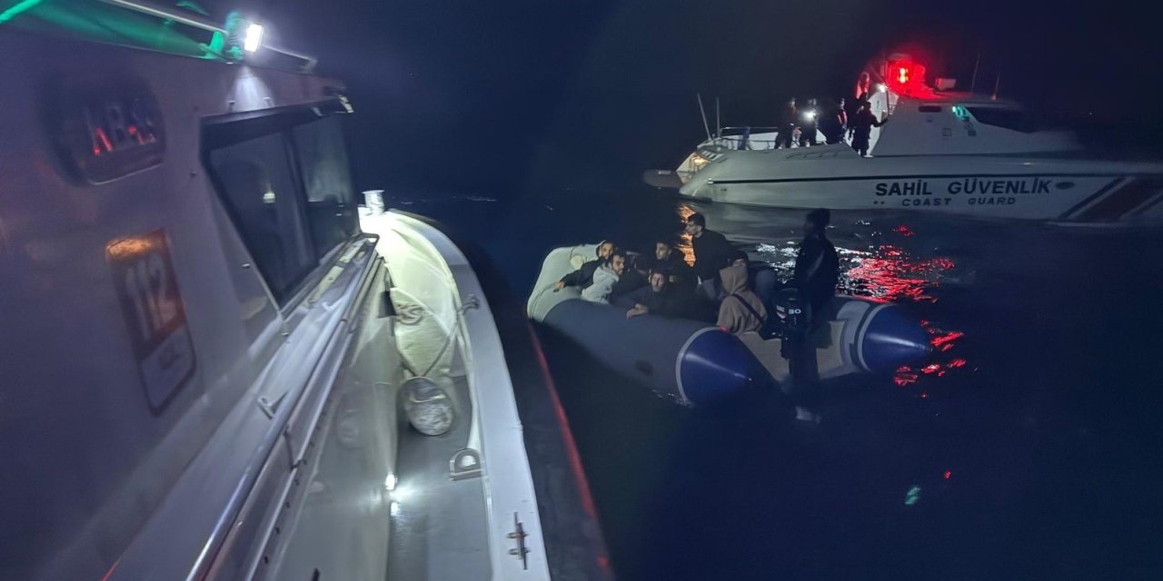 İzmir açıklarında 27 düzensiz göçmen yakalandı, 14 göçmen kurtarıldı