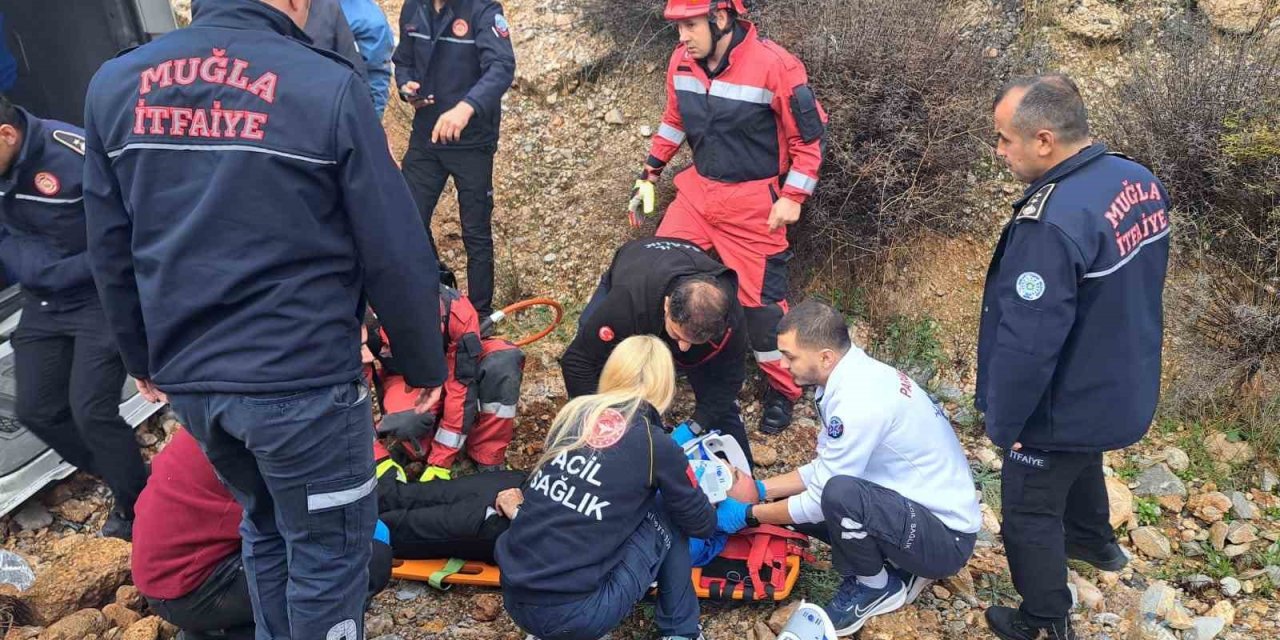 Muğla’da yolcu minibüsü devrildi: 13 yaralı