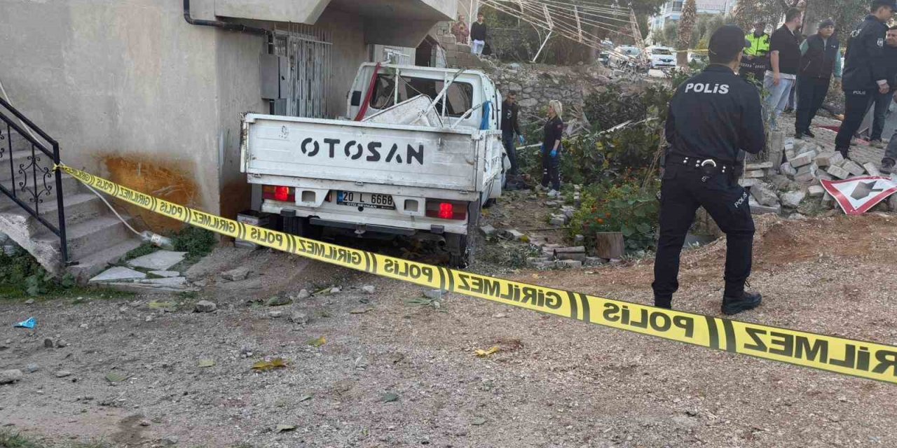 Denizli’de kamyonet evin bahçesine uçtu; 1 ölü 3 yaralı