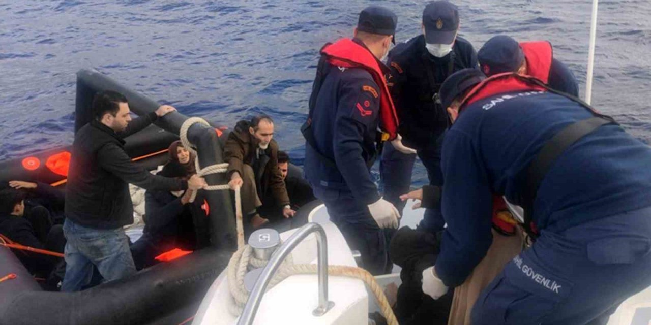 Yunanistan, 8’i çocuk 20 düzensiz göçmeni ölüme terk etti