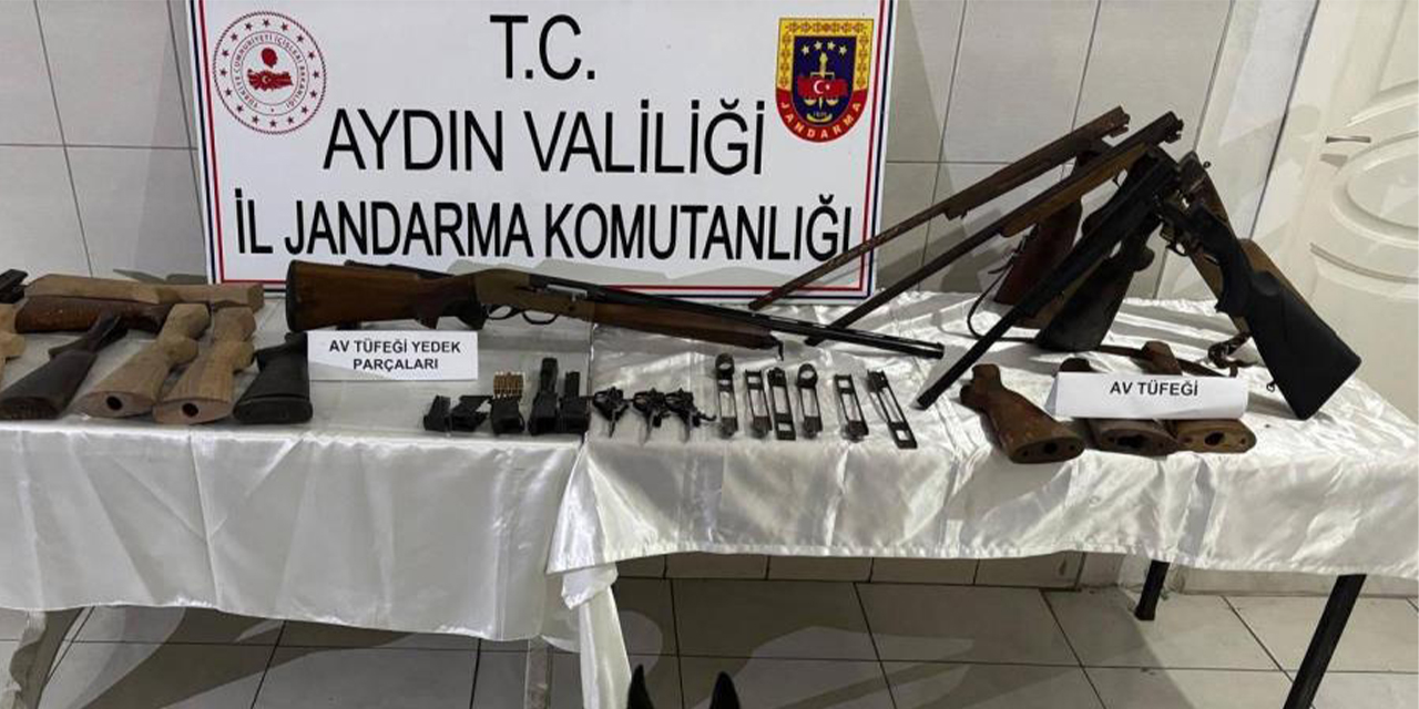 Yaptığı silahlara müşteri ararken yakalandı