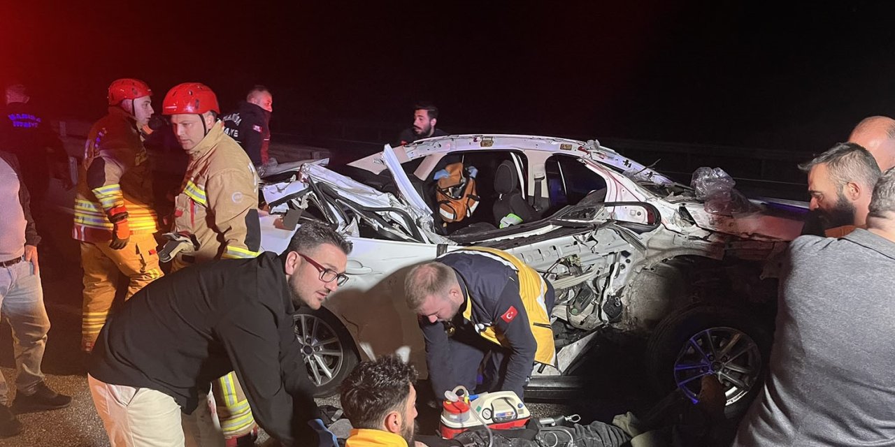 Kamyonete arkadan çarpan otomobil hurda yığınına döndü: 1 ölü, 2 yaralı