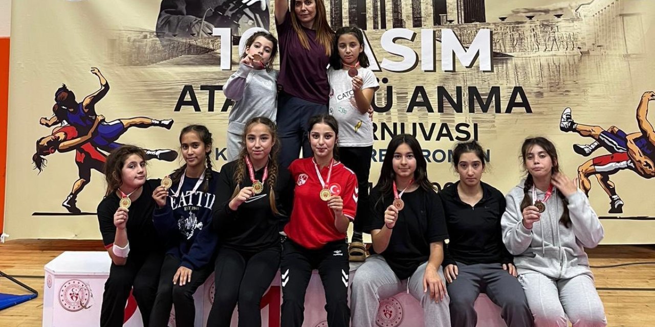 Köyceğizli güreşçi kızlar madalyaları topladı