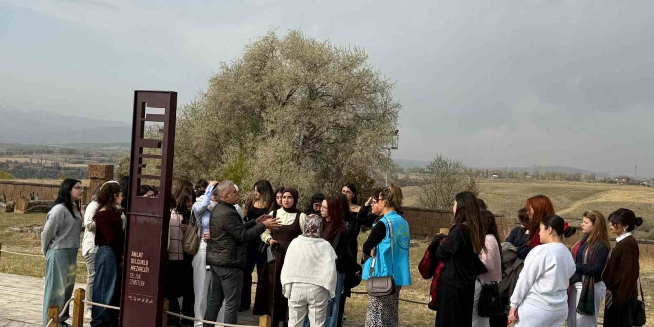 Muğlalı gençler medeniyet, tarih ve kültür kampı ile Bitlis ve Van’ı keşfetti