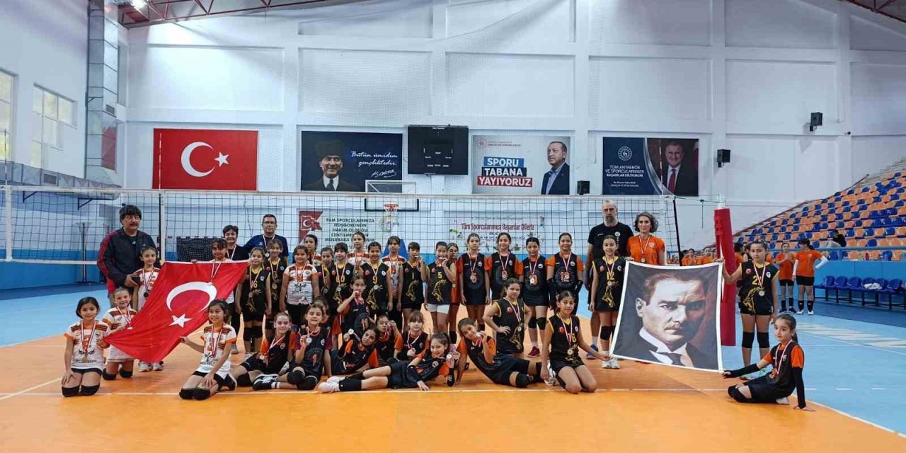 Köyceğizli minikler voleybolda şampiyon oldu