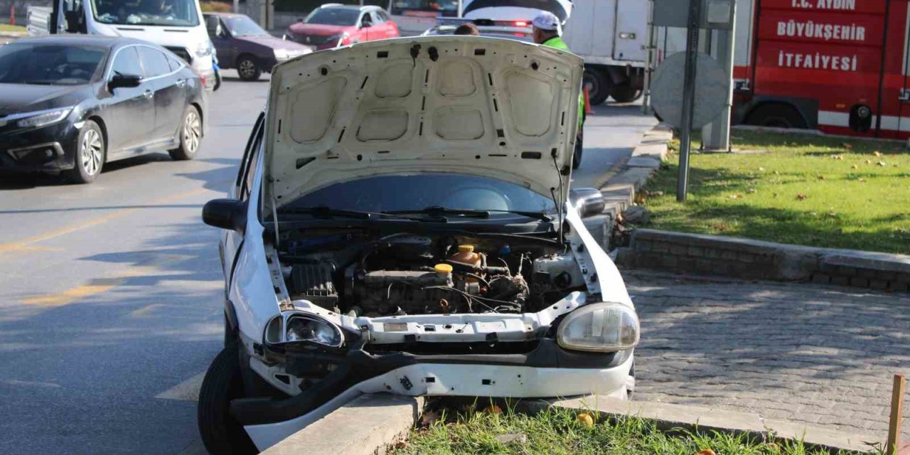 Direksiyon hakimiyeti kaybolan ehliyetsiz sürücü refüje çarptı