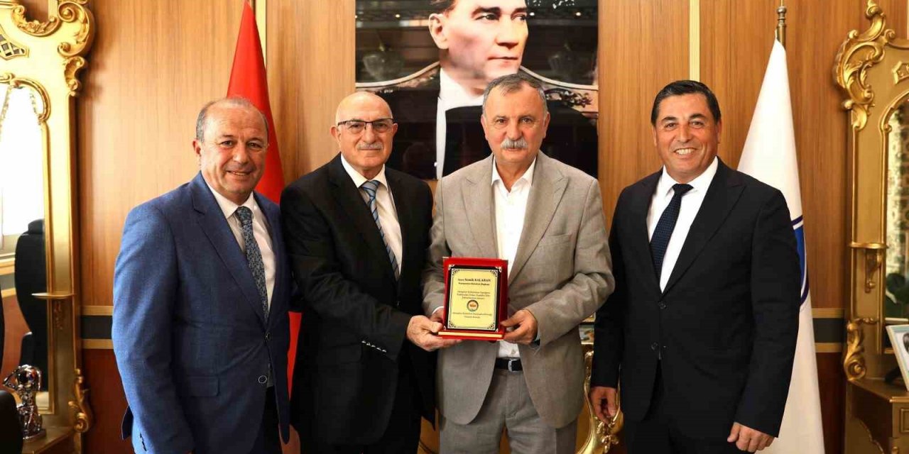 Hemşehri Derneklerinden Başkan Balaban’a anlamlı plaket