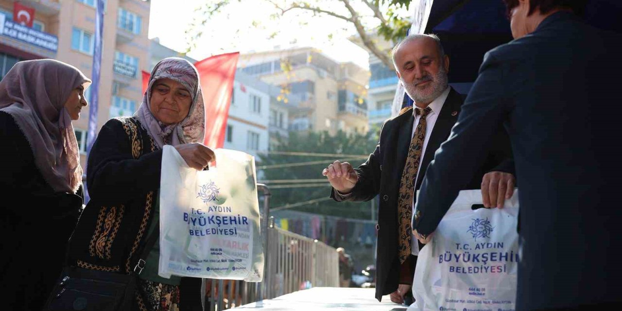 Aydın Büyükşehir’in kışlık fideleri İncirliova’da vatandaşlara dağıtıldı