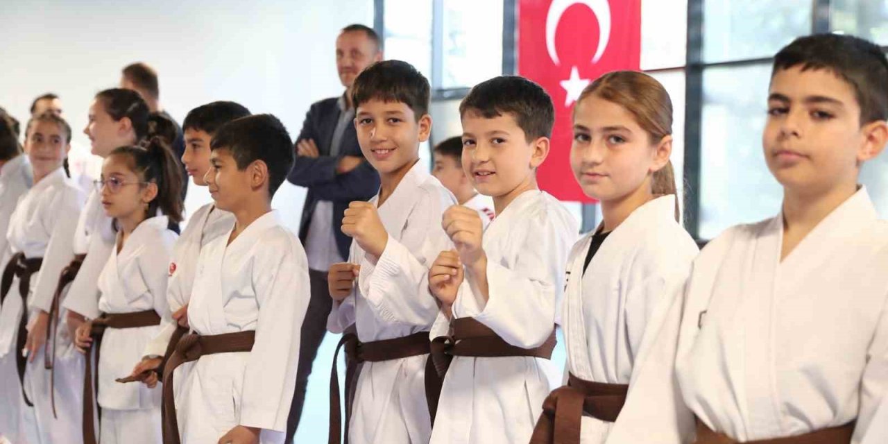 Aliağa Belediyesi Karate Kursu’nda 75 sporcu yeni kuşağına kavuştu
