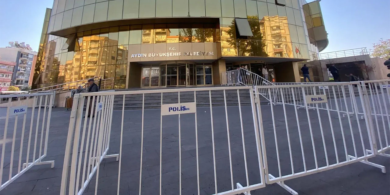 Aydın Büyükşehir Belediyesi önündeki barikatlar tepki topladı: CHP: “Halkın meclisine barikat kurulamaz”