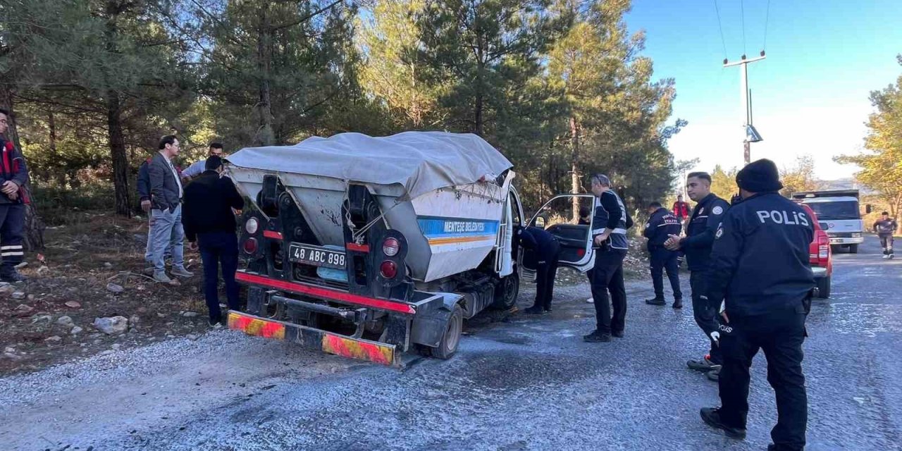 Çöp kamyoneti seyir halinde alev aldı