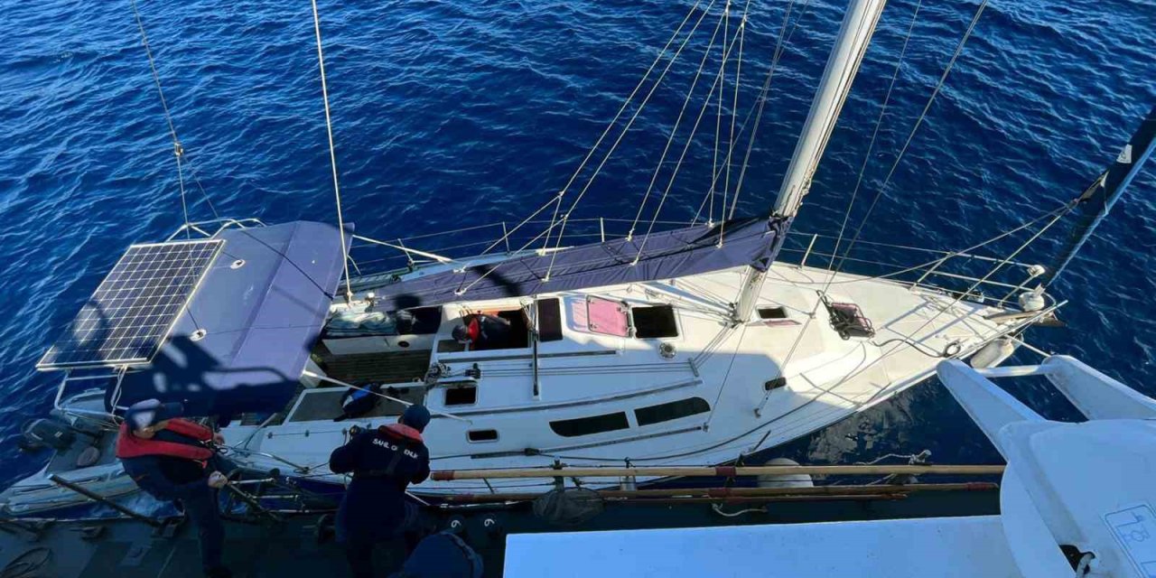 Yelkenli teknede 22 düzensiz göçmen ve bir göçmen kaçakçısı yakalandı