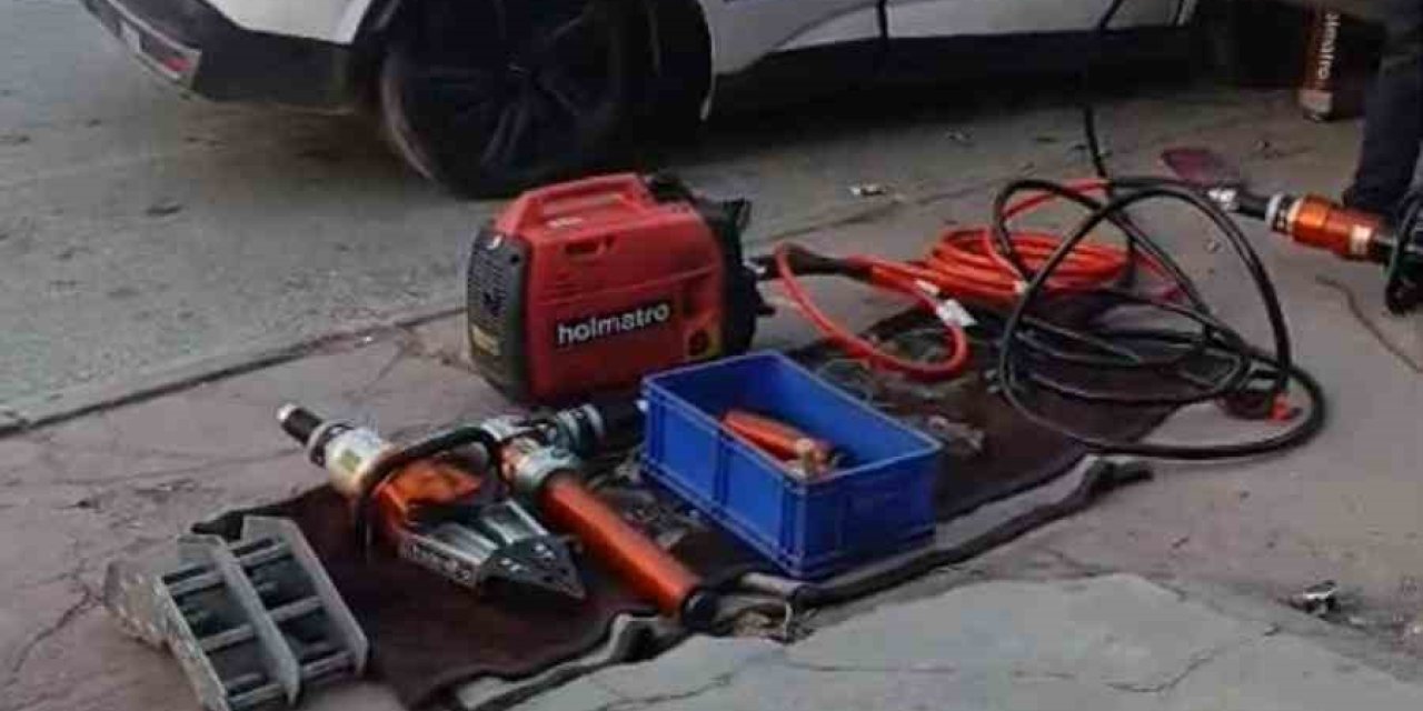 Manisa’nın Alaşehir ilçesinde Alaşehir - Sarıgöl yolu üzerinde trafik polisi aracının tıra çarpması sonucu bir polis şehit oldu biri de ağır yaralandı.