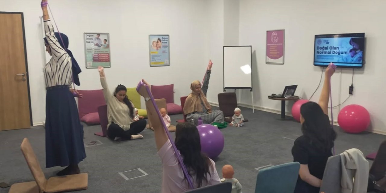 Anne adayları hem doğuma hem de bebek bakımına hazırlanıyor