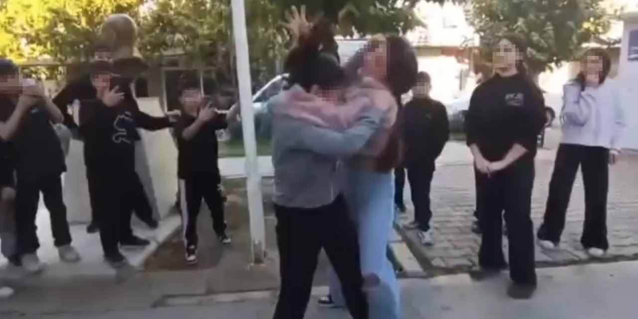 Kızlar birbirine girdi, arkadaşları ayırmak yerine video çekti