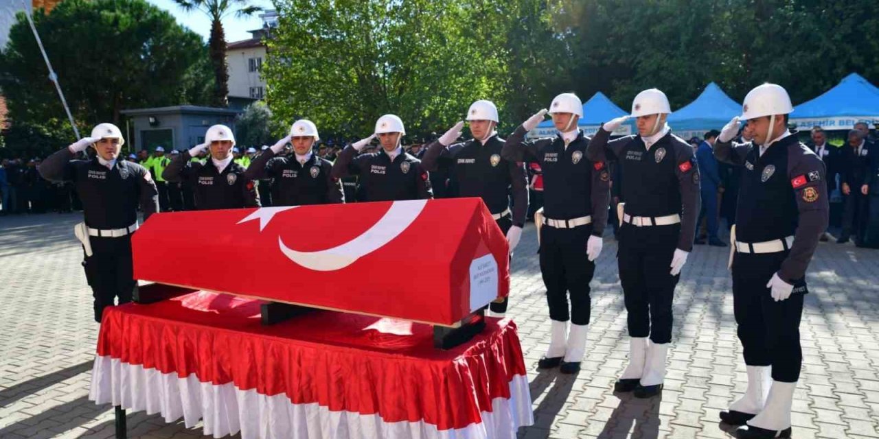 Şehit polis memuru görev yaptığı ilçeden uğurlandı