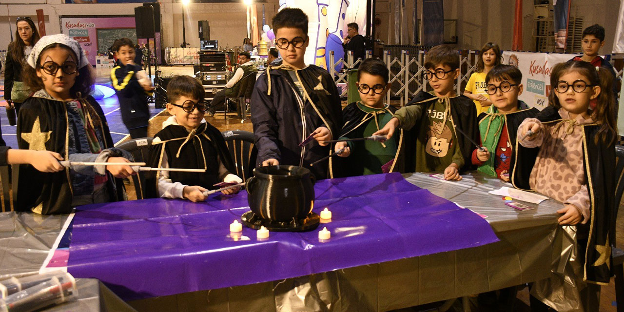 Kuşadası’nda çocuklar bilimin renkli ve büyülü dünyasını keşfetti