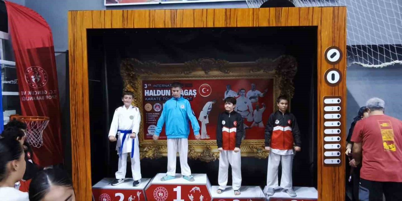 Alaşehirli karateciler Denizli’den madalyalarla döndü