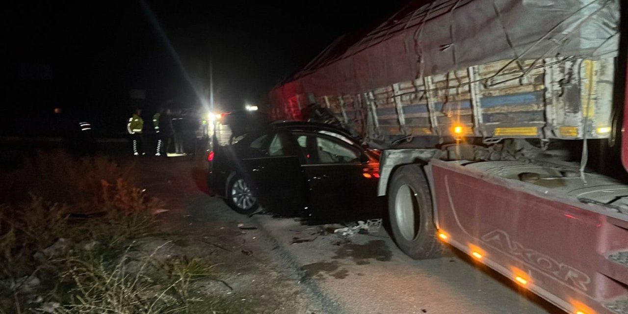 Otomobil tırla çarpıştı: 2 ölü, 2 yaralı