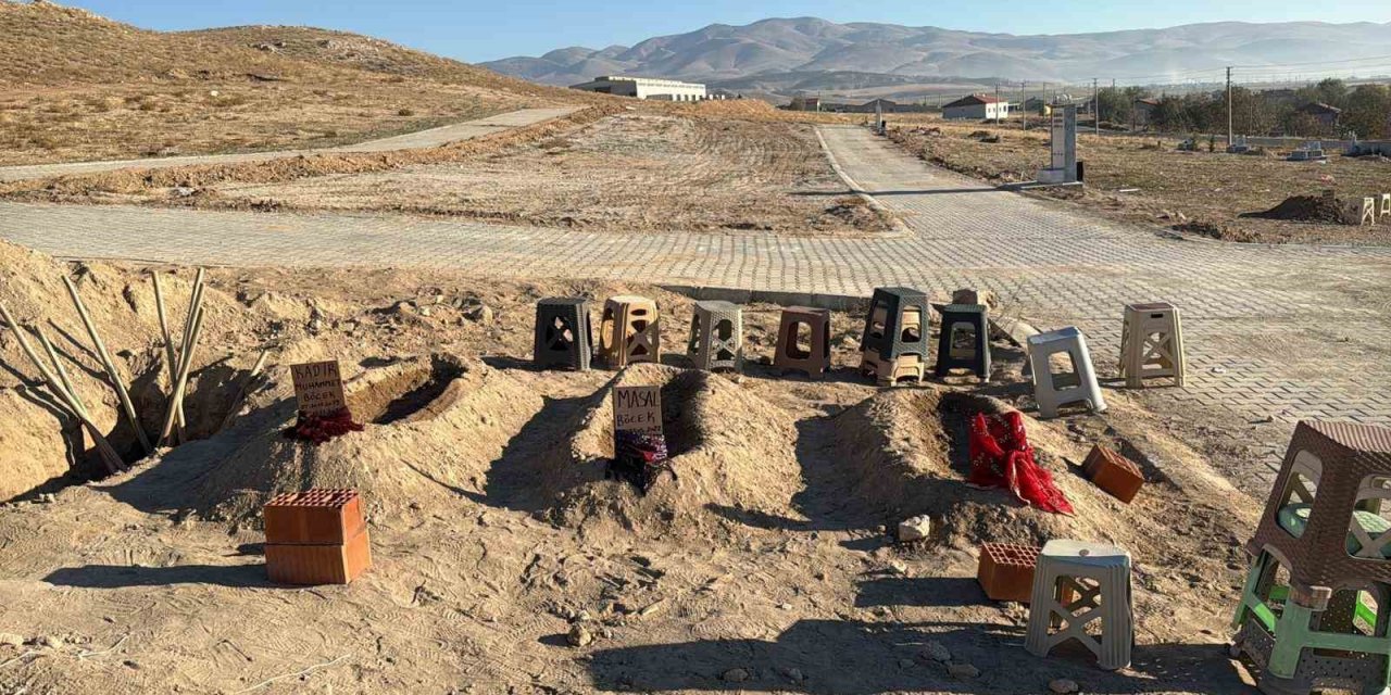 Zehirlenerek ölen anne ve 2 çocuğunun yan yana defnedildiği mezarlar görenlerin için sızlattı