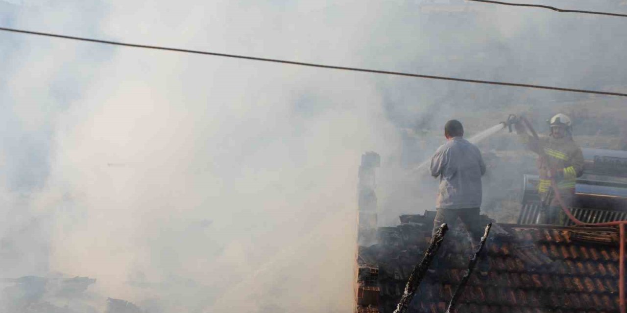 Demirci’de çıkan yangında bir ev kullanılamaz hale geldi