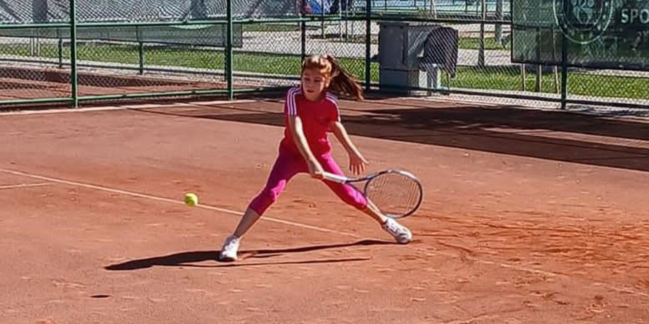 Küçük tenisçi turnuvaya davet edildi