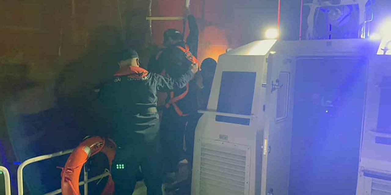 Dalaman açıklarında ticari gemide yaralanan vatandaşa Sahil Güvenlikten tıbbi tahliye