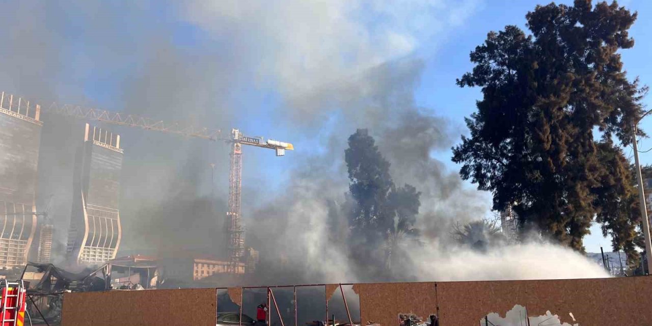 İzmir’de şantiyede yangın, gökyüzünü siyah dumanlar kapladı