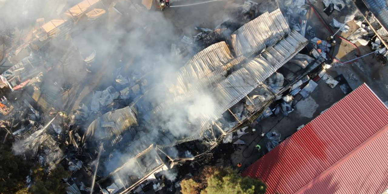 Şantiyede yangın: 5 konteyner ve 2 araç kül oldu