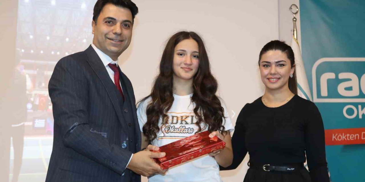 Avrupa’nın zirvesi, 15 yaşındaki Esmira’nın