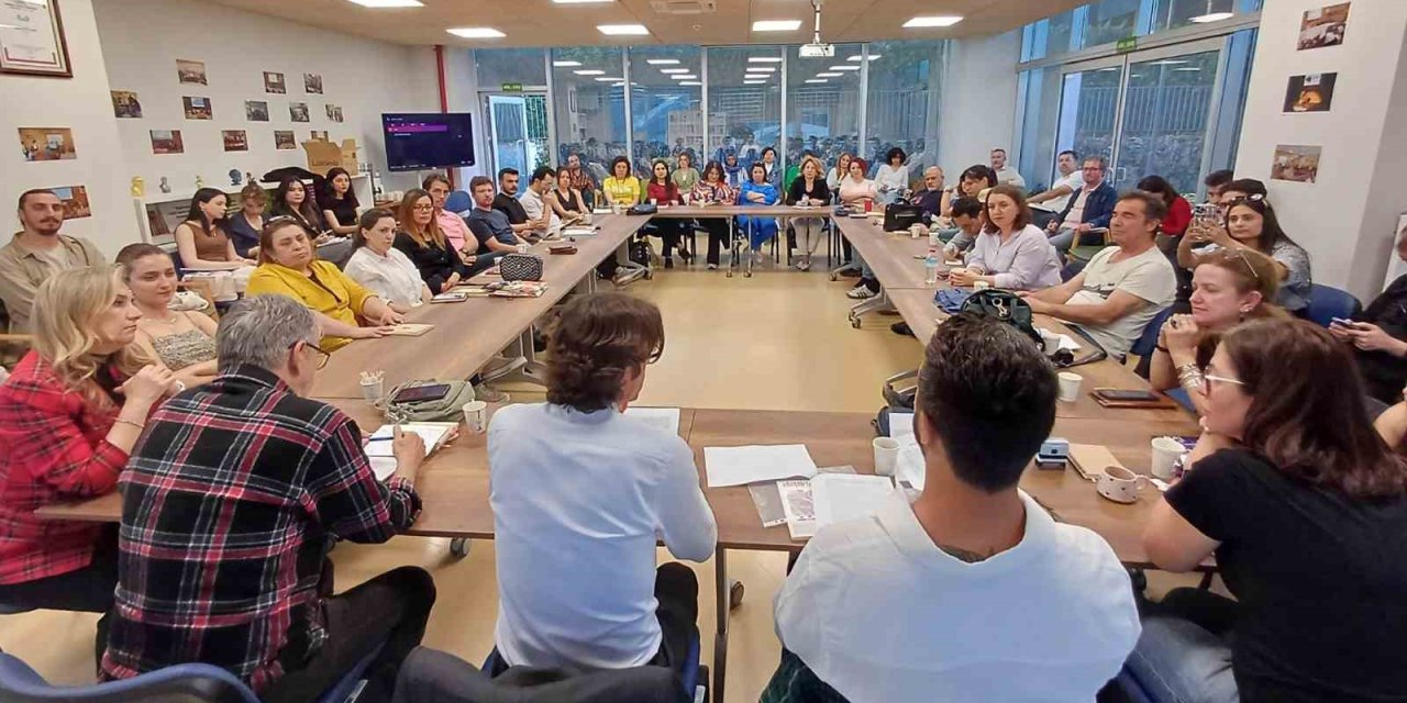 Büyükşehir Kitap Kulübü okuma eylemini toplumsal bir deneyime dönüştürüyor