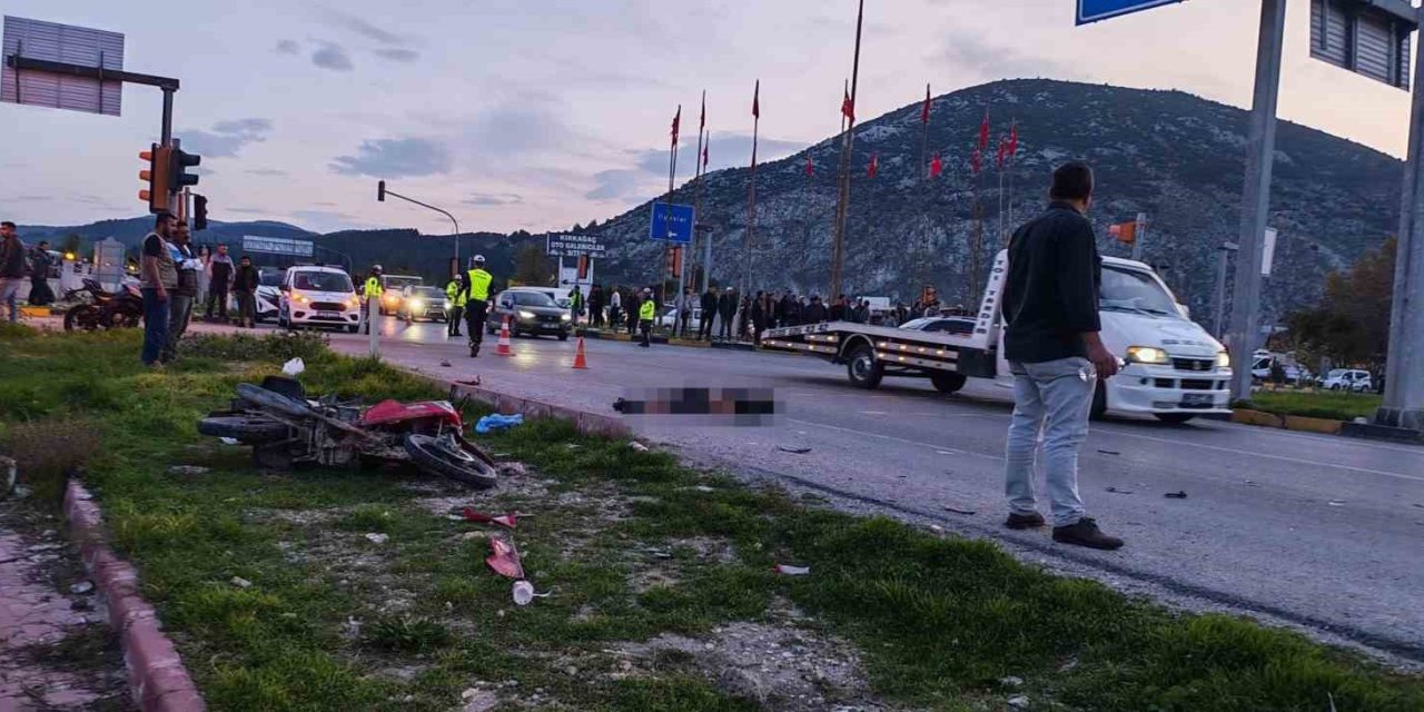 Kırkağaç’ta otomobille çarpışan motosikletli ağır yaralandı