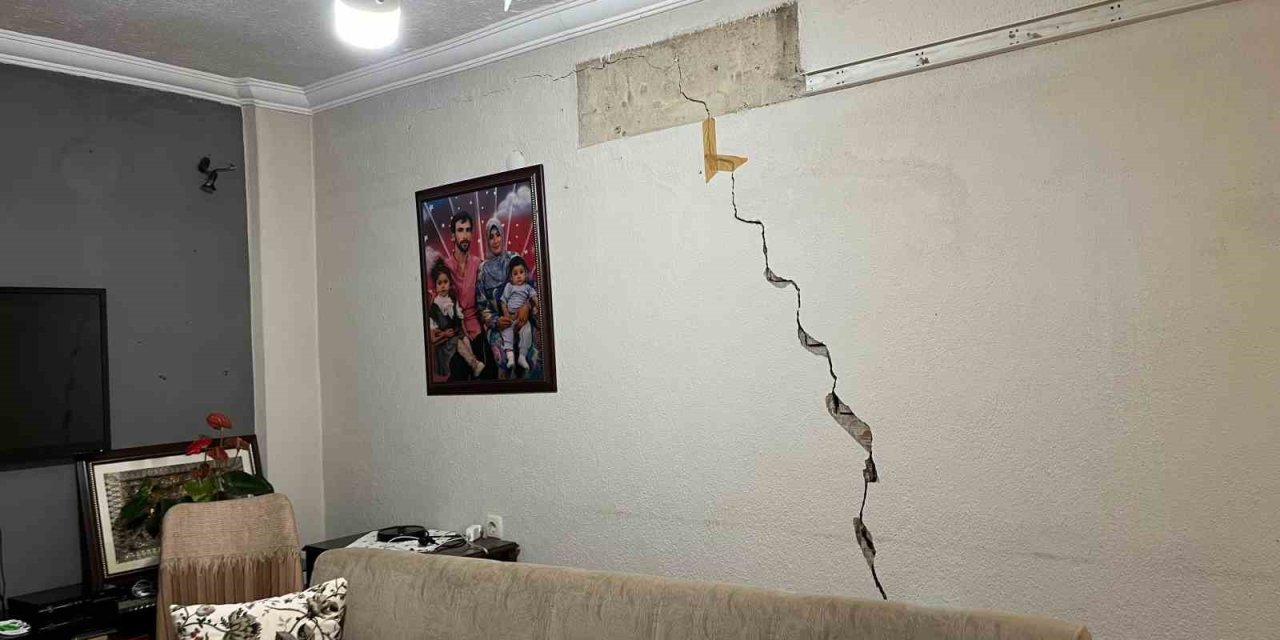 İzmir’de bir mahalle tünel kazısı yüzünden diken üstünde