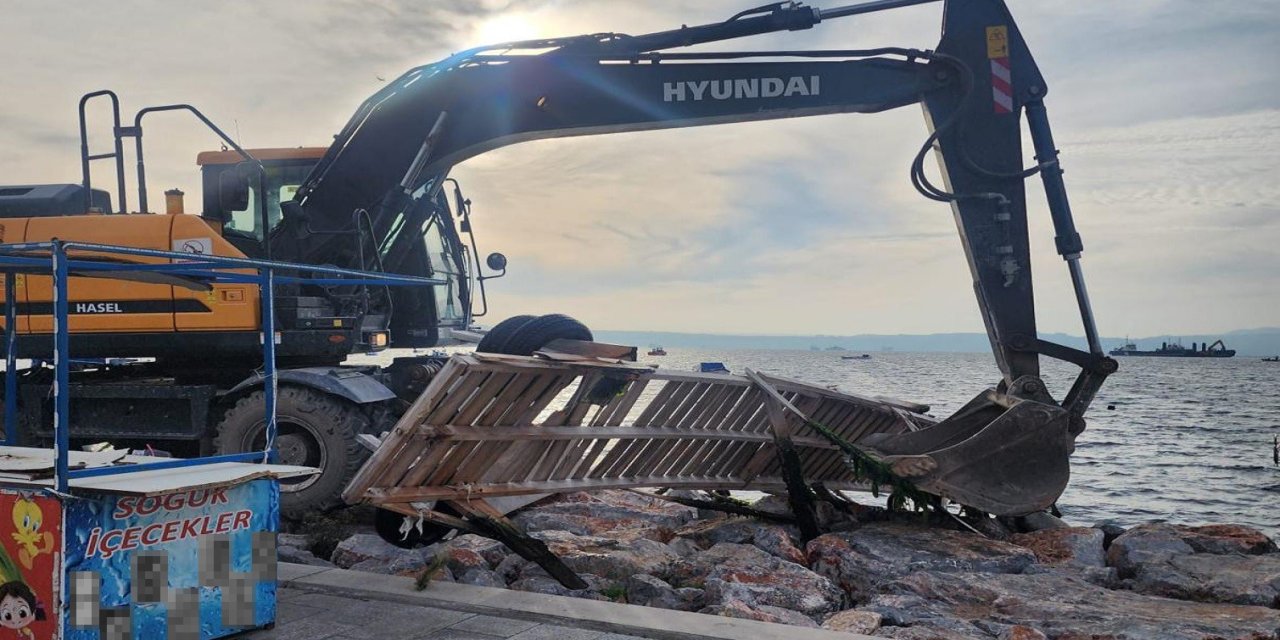 Karşıyaka’daki kaçak iskeleler yıkılıyor