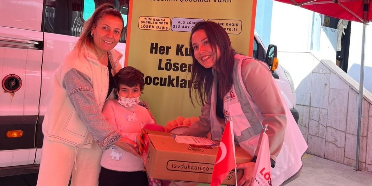 Denizli’de mutlu et paketleri kanserle mücadele eden ailelere ulaştı