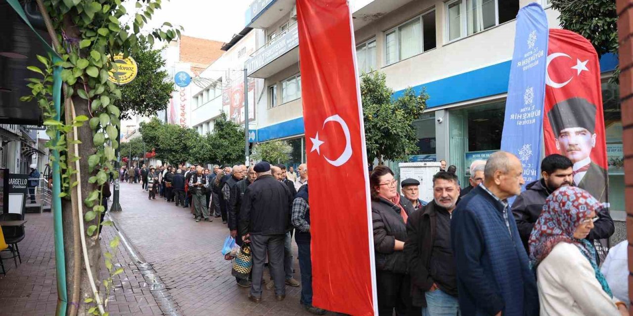 Aydın Büyükşehir, binlerce fideyi Nazilli’de vatandaşlara dağıttı