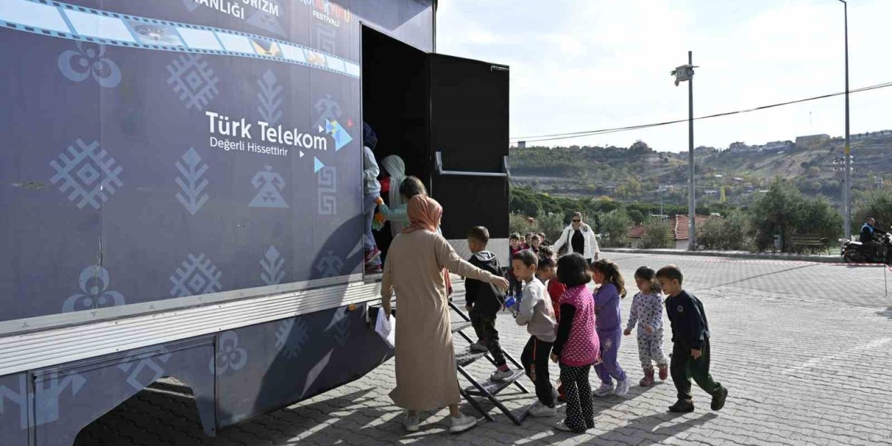Demirci’de gezen sinema tırı çocuklara unutulmaz anlar yaşattı
