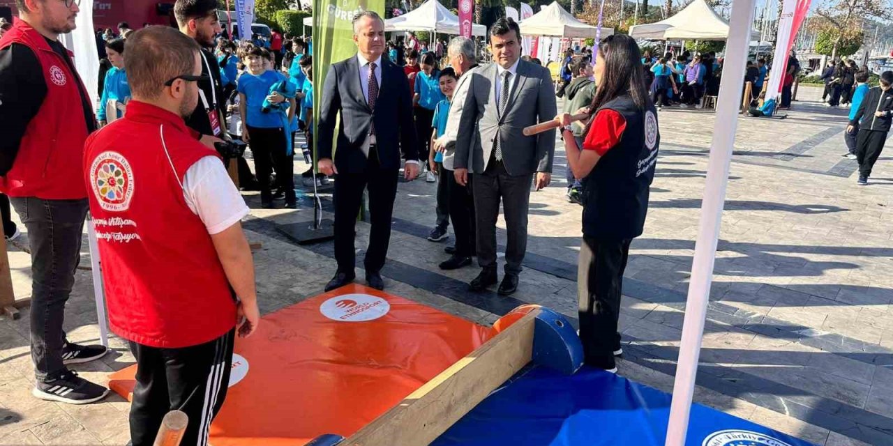 Geleneksel Oyunlar Tırı, geçmişin oyunlarını Fethiye’de öğrencilerle buluşturdu