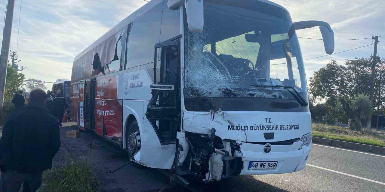 Muğla’da otobüs ile minibüs çarpıştı: 2 yaralı