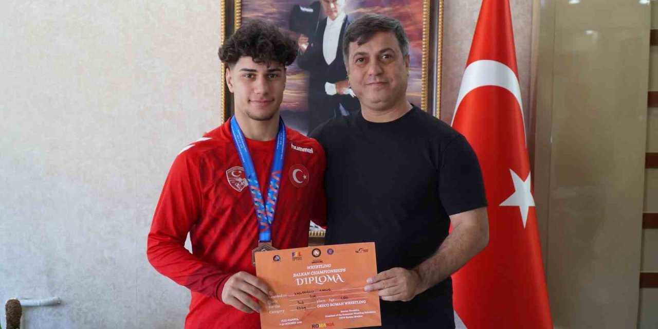 İl Müdürü Yunus Öztürk’ten milli güreşçiye tebrik