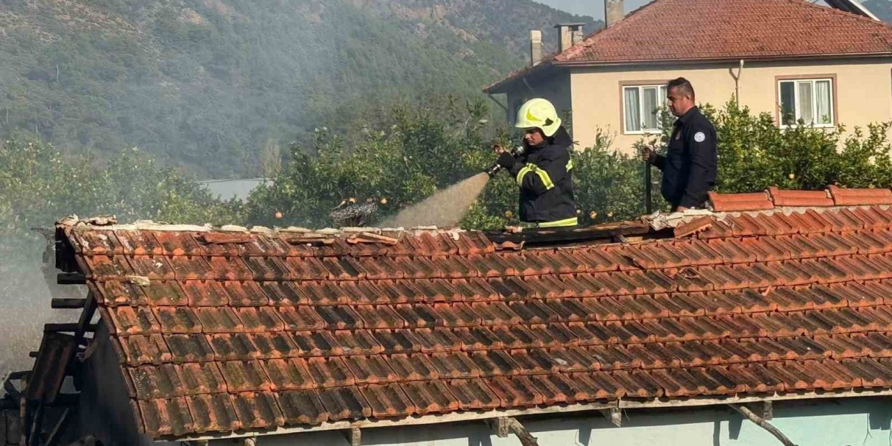 Ortaca’da ev ve ahır yangını