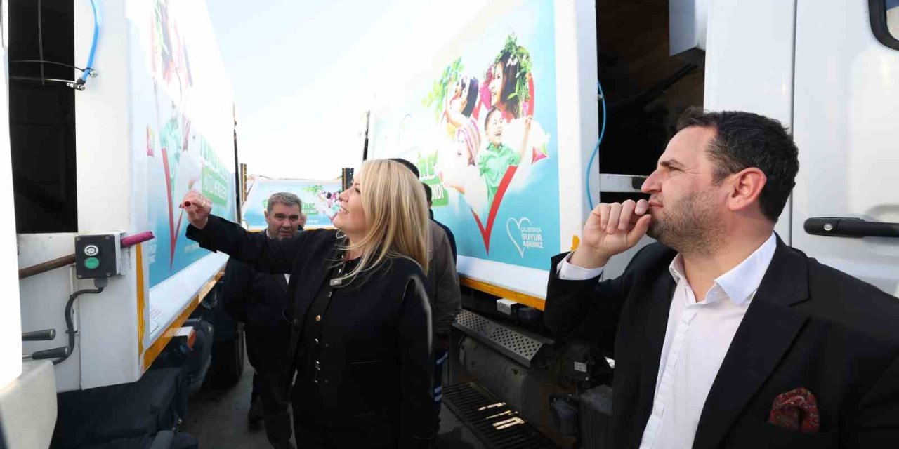 Çöp kamyonlarından çiçek kokuları yayılıyor