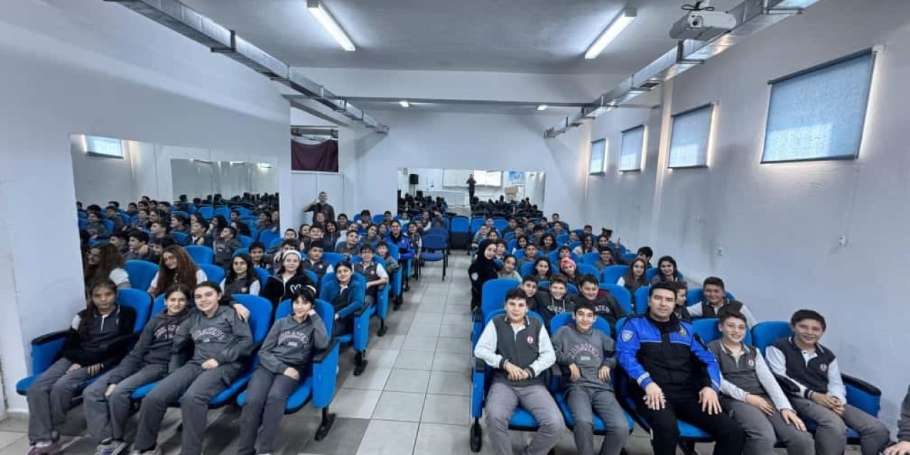 Ortaokul öğrencilerine polislerden eğitim
