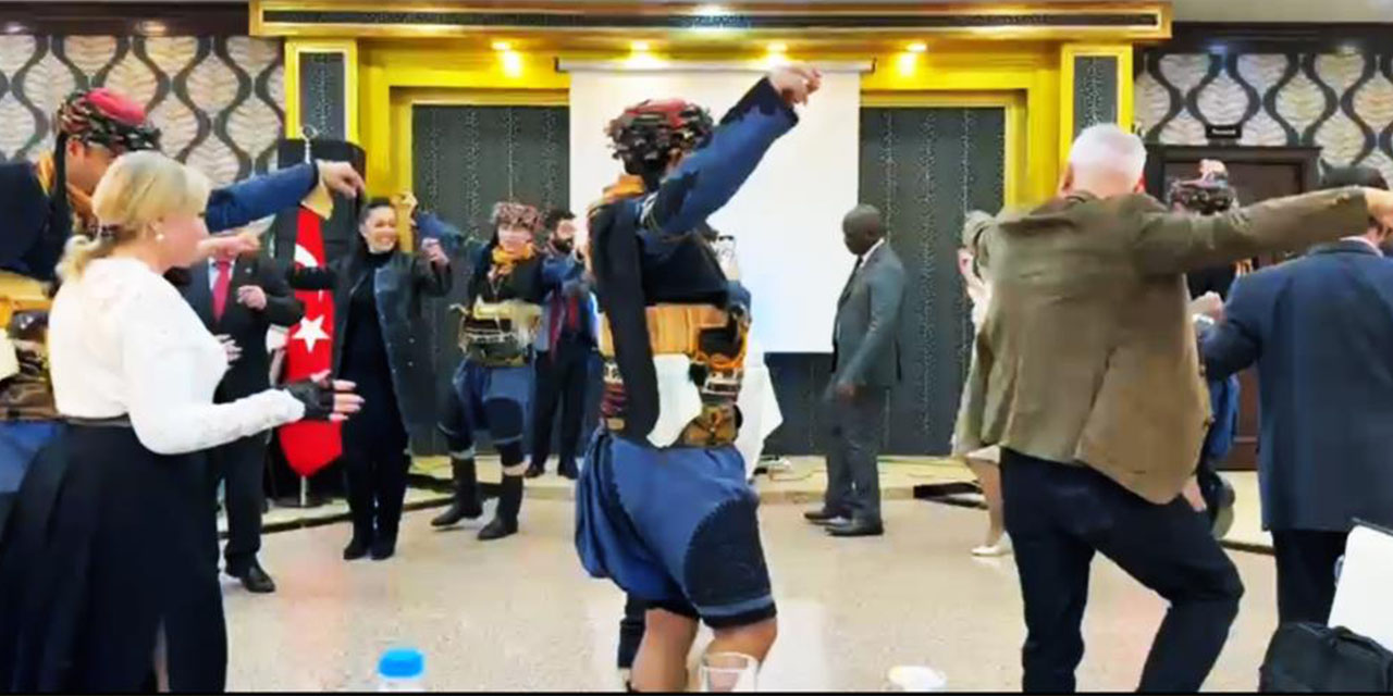 Sağlık Turizmi konferansında Büyükelçiler ‘Zeybek’ oynadı