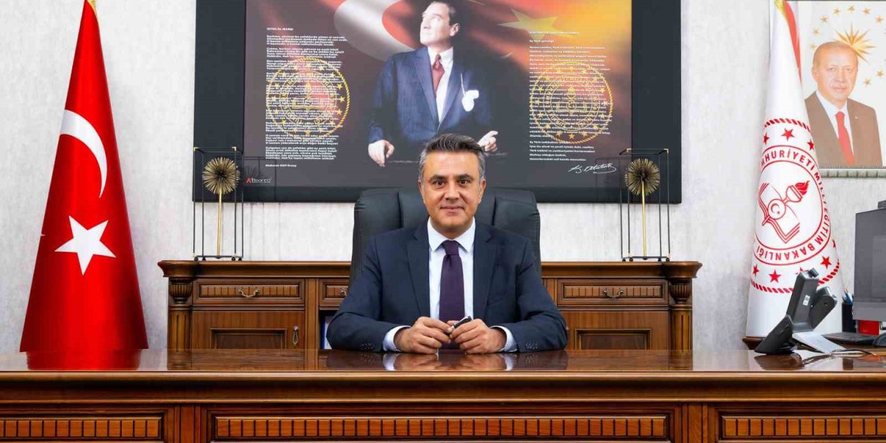 Denizli Milli Eğitim Müdürü Çalışkan; "Öğretmenliğe meslek desek de aslında bir ömürdür"