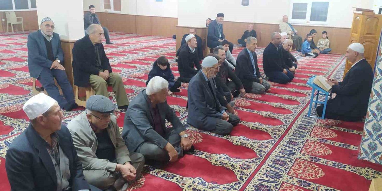 Cemaat Mutaflar Camii’nde vatandaşlar sabah namazında bir araya geldi
