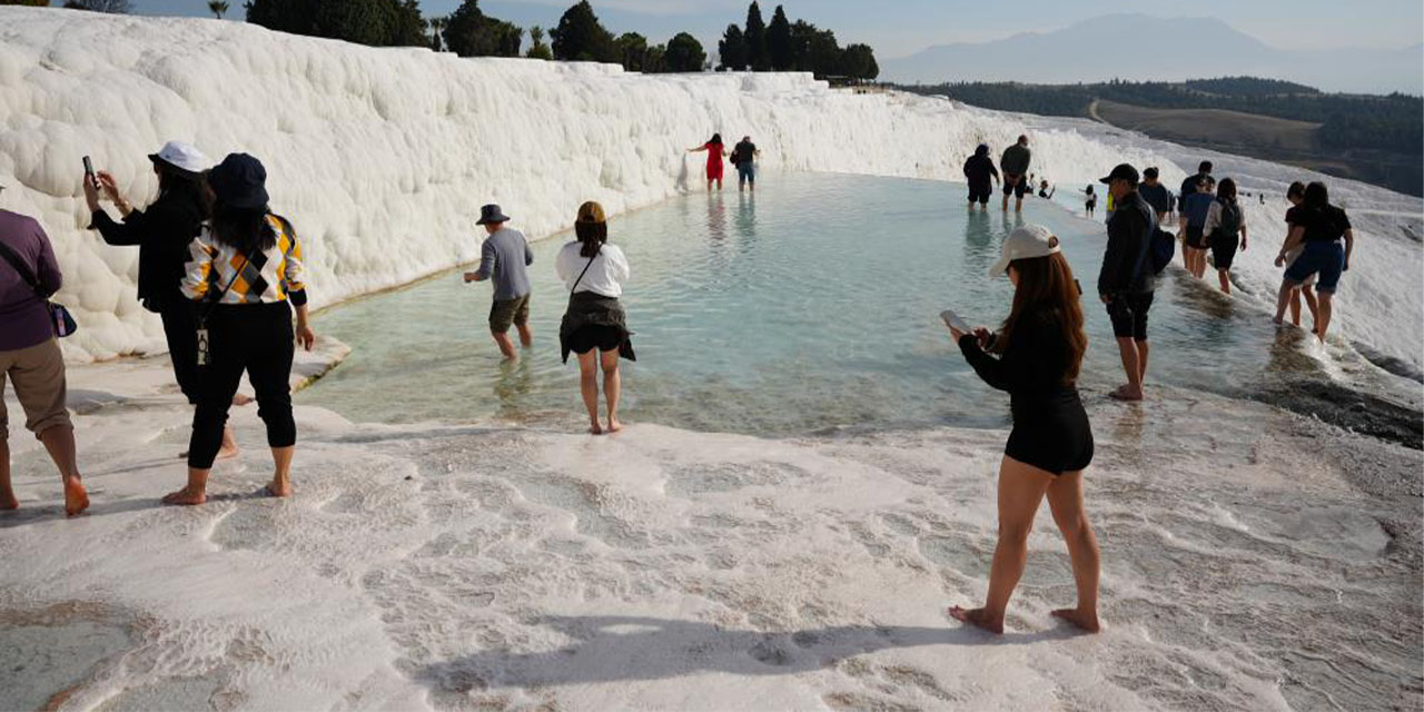 Pamukkale, Asya ülkelerinden gelen turistlerin yoğun ilgisini çekiyor