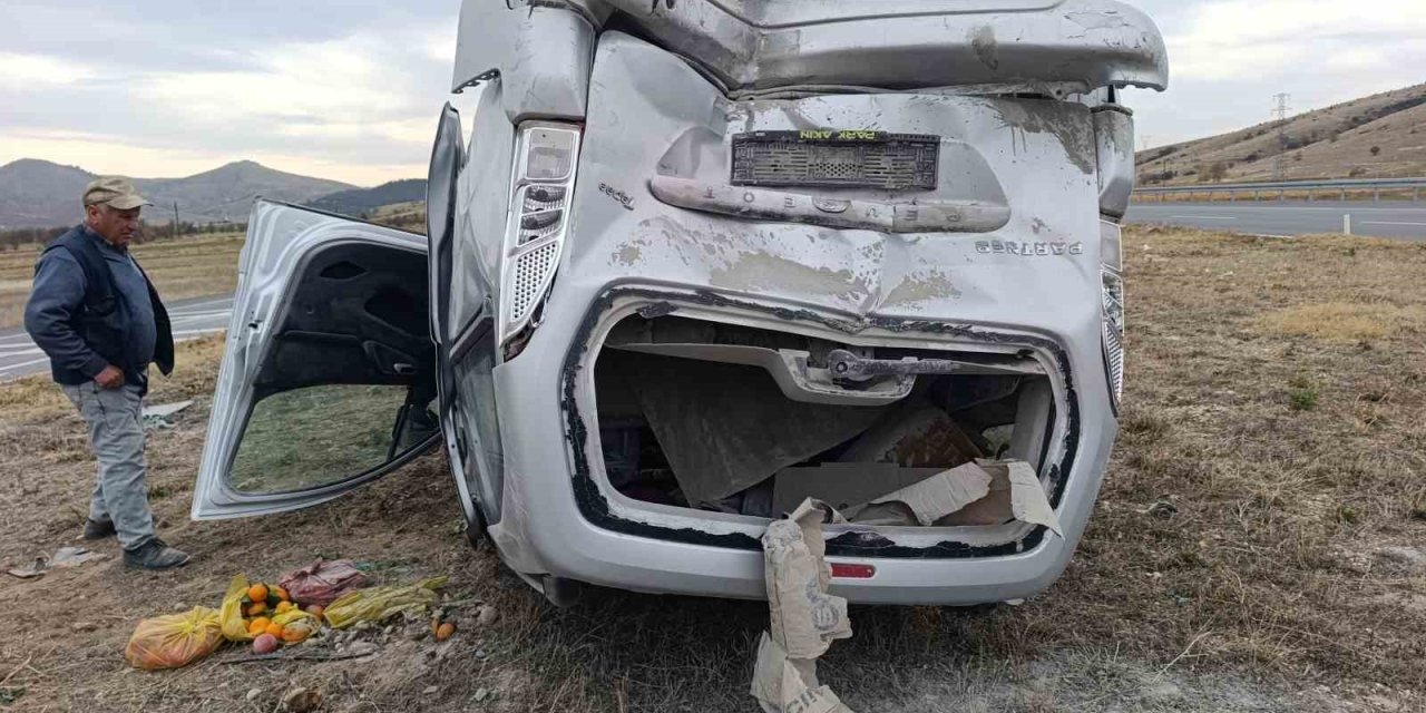 Hafif ticari araçların çarpıştığı kaza 7 kişi yaralandı