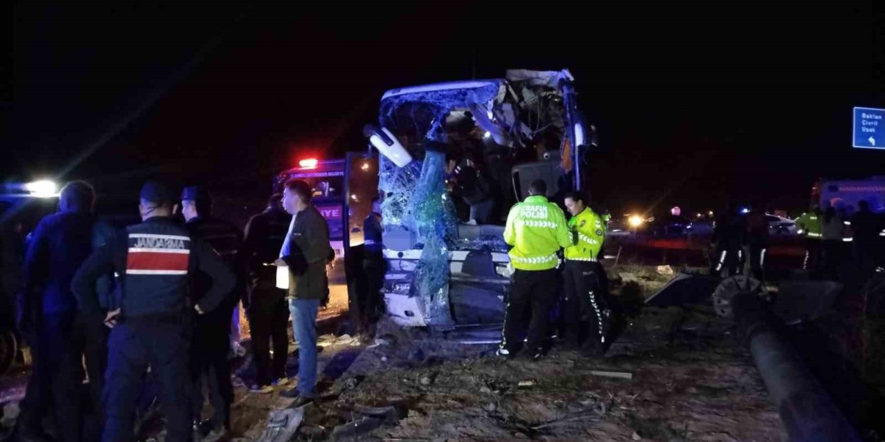 Denizli’de minibüs yolcu otobüsüyle çarpıştı: 1 ölü, 13 yaralı